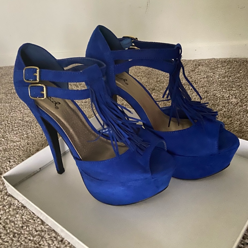 QUIPID Fringe Sandals